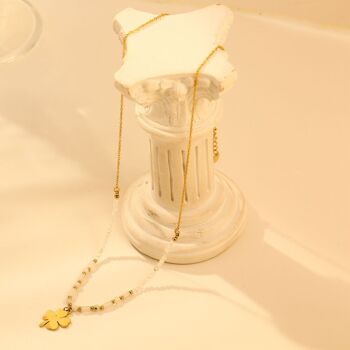 Collier chaîne dorée pierres naturelles blanches (pierre de lune) pendentif trèfle