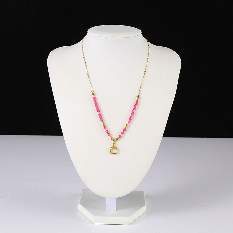 Collier dorée avec pierre fuchsia avec pendentif carré
