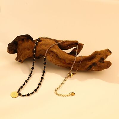 Collar de cadena dorada con piedras naturales negras (hematites) con colgante de brillo