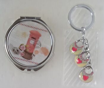 Set pour femme avec miroir et porte-clés dans un coffret cadeau dans différents modèles. Dimension du colis : 14x2x14cm DL-972 10