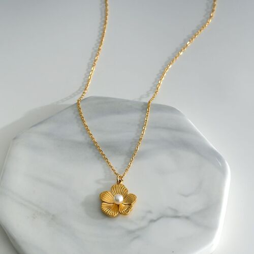 Collier doré avec pendentif fleur et perle