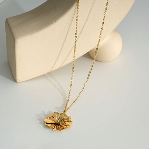 Collier doré avec pendentif fleur