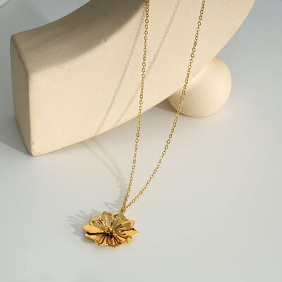 Goldene Halskette mit Blumenanhänger