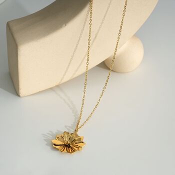 Collier doré avec pendentif fleur 1