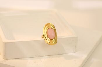 Bague dorée ovale avec pierre nature rose