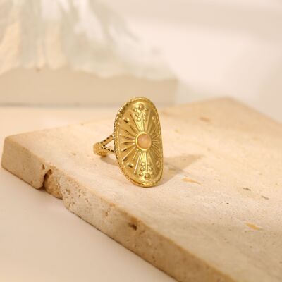 Geschnitzter ovaler goldener Ring mit natürlichem rosa Stein