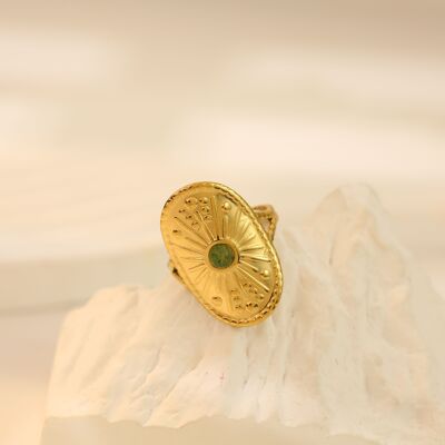 Geschnitzter ovaler goldener Ring mit natürlichem grünen Stein