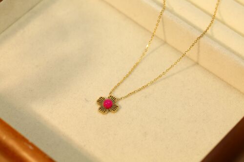 Collier doré ligne avec pendentif fleur et pierre nature rose