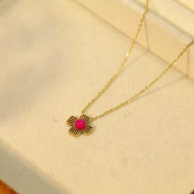 Collar línea dorada con colgante de flor y piedra natural rosa
