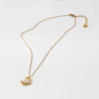 Feine goldene Halskette mit Herzanhänger aus Perlmutt