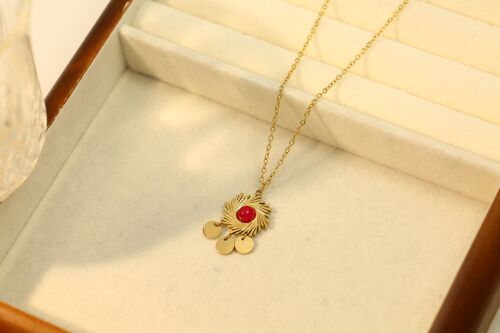 Collier doré avec pendentif soleil et pierre nature rouge