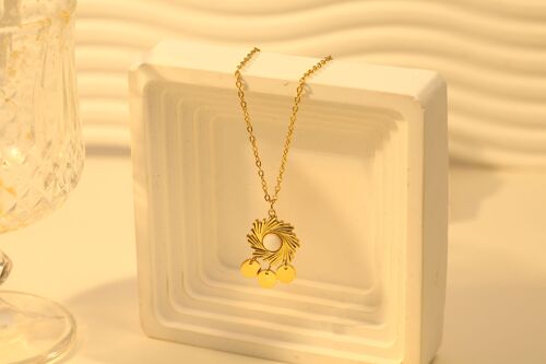 Collier doré avec pendentif soleil et pierre nature blanche