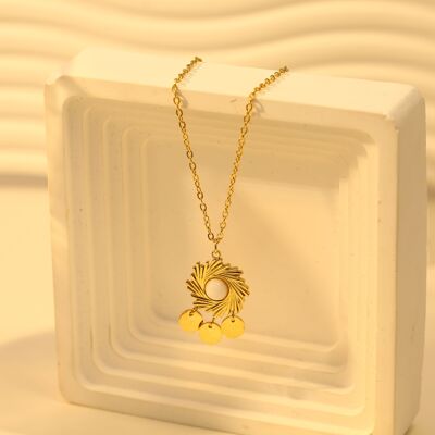 Goldene Halskette mit Sonnenanhänger und weißem Naturstein