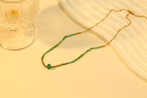 Collier doré avec pierre nature verte