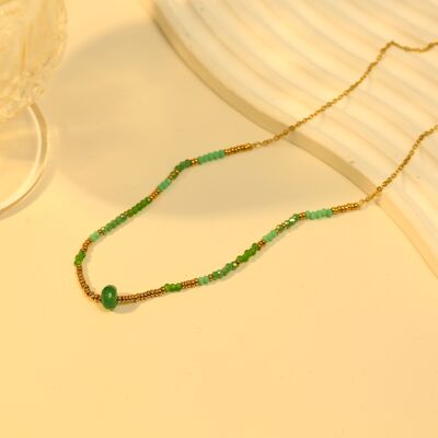 Goldene Halskette mit grünem Naturstein
