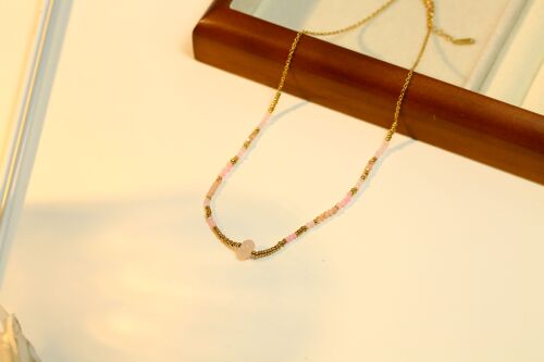 Collier doré fin avec pierre nature rose