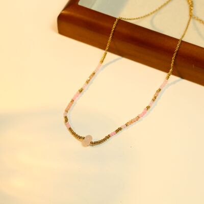 Collier doré fin avec pierre nature rose