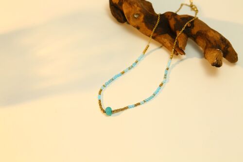 Collier doré avec pierre nature bleue