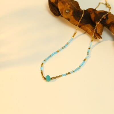 Goldene Halskette mit blauem Naturstein