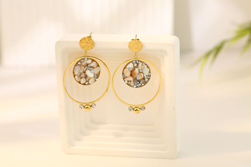 Boucles d'oreilles dorées cercle avec pierre nature blanche pendantes