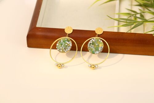 Boucles d'oreilles dorées cercle avec pierre nature verte pendantes