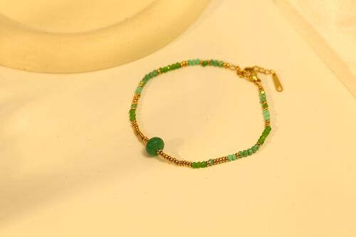 Bracelet doré avec pierre nature verte