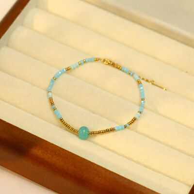 Bracelet doré avec pierre nature bleue