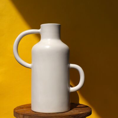 Handwerkliche Vase mit asymmetrischen Griffen – Weiß