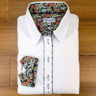 Camisa blanca Grenouille con detalles florales azules y rojos