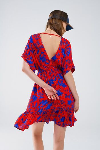 Robe courte fluide rouge avec imprimé floral bleu 2