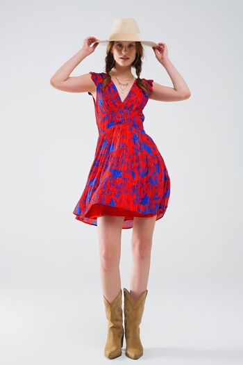 Robe courte rouge avec imprimé floral bleu et col en V 1