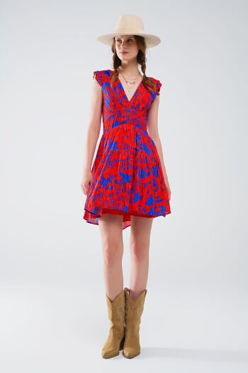 Robe courte rouge avec imprimé floral bleu et col en V 3