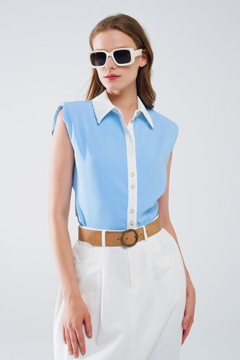 Chemise bleue avec coutures blanches et fermeture boutonnée 1