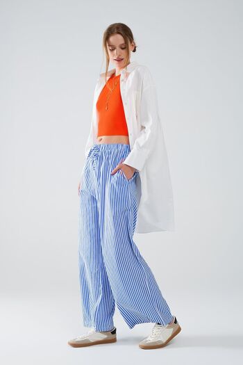 Pantalon rayé bleu avec taille élastique et poches 5
