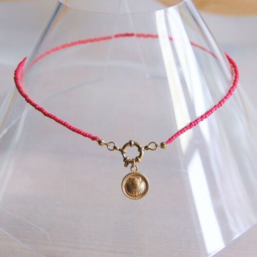 Beaded necklace with round lock and shell charm – bright pink/gold