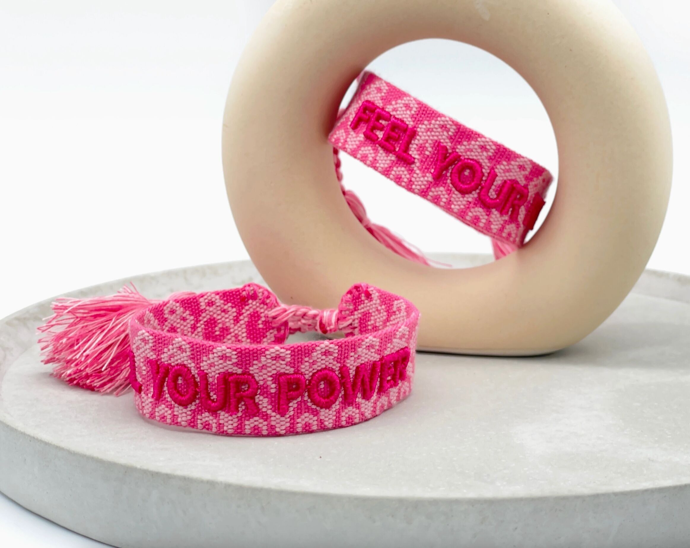 FEEL YOUR POWER braccialetto di dichiarazione intrecciato, motivo rosa ricamato