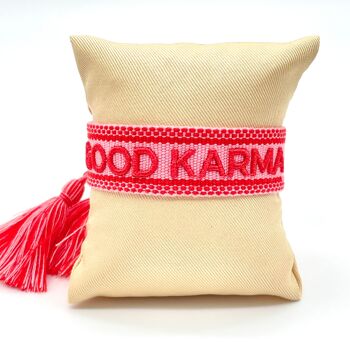 Bracelet de déclaration GOOD KARMA tissé, brodé rose rouge 2