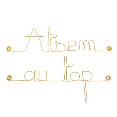 Geschenk zum Schuljahresende „ATSEM an der Spitze“ – Wanddekoration aus goldenem Messingdraht zum Anstecken