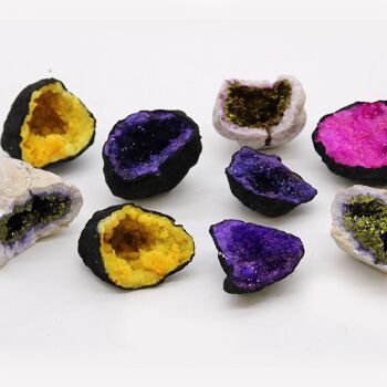 CCGeo-02 - Géodes de calcite colorées - Roche noire - Violet - Vendu en 1x unité/s par extérieur 3