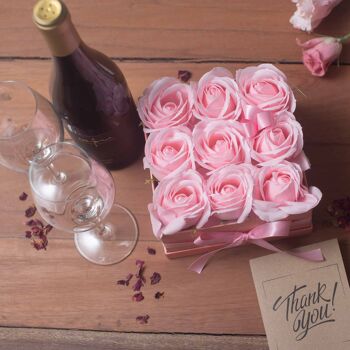 GSFB-04 - Bouquet Cadeau Fleur de Savon - 9 Roses Roses - Carré - Vendu en 1x unité/s par extérieur 3