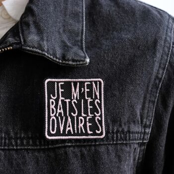 broche brodée "J'm'en bats les ovaires !"