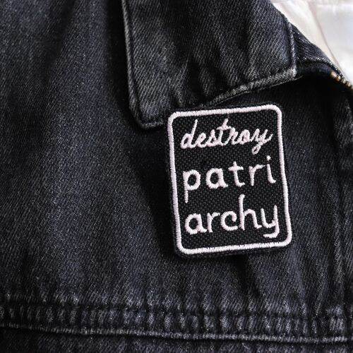 broche brodée "destroy patriarchy"