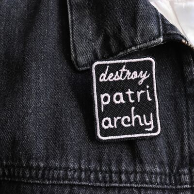 spilla ricamata "distruggi il patriarcato"