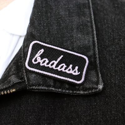 "Badass" bestickte Brosche