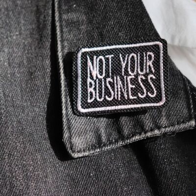 broche brodée "not your business"