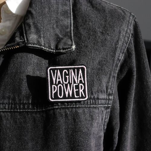 broche brodée "vagina power"