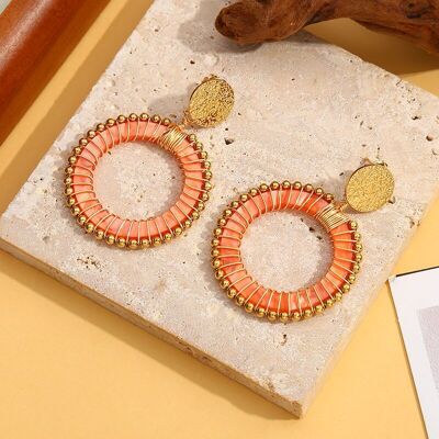 Pendientes dorados con círculo acrílico color naranja salmón