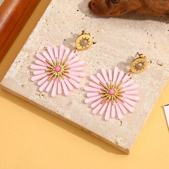 Boucles d'oreilles dorées fleur rose multi pétales en acrylique