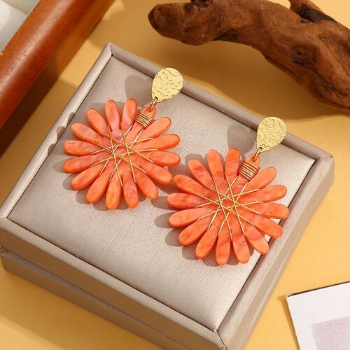 Boucles d'oreilles dorées fleur orange saumon fil acrylique