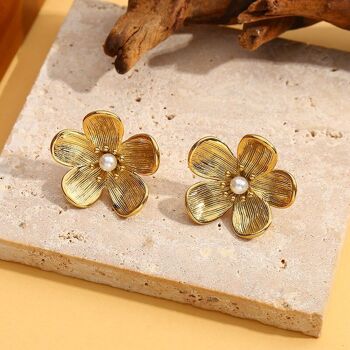 Boucles d'oreilles dorées fleur avec perle